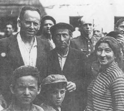 Judíos polacos que habían escapado de los alemanes huyendo a la Unión Soviética, a su regreso a Polonia después de la Segunda ...