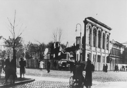The last remaining wall of the Boerneplatz synagogue, destroyed during the Kristallnacht ("Night of Broken Glass") pogrom. [LCID: 04354a]