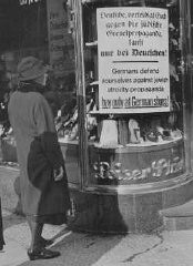 Pancarte sur un magasin appartenant à un Juif durant le boycott.