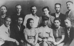 Foto di gruppo di alcuni partecipanti alla rivolta del campo di sterminio di Sobibor. Polonia, agosto 1944.