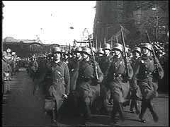Az 1919-es versailles-i szerződés rendelkezései az I. világháborúban vesztes Németországnak megtiltották, hogy fegyveres erőket állomásoztasson a Rajna-vidéki demilitarizált zónában, amely egy Franciaországgal, Belgiummal és Hollandia egy részével határos terület volt Nyugat-Németországban. A szerződés értelmében szövetséges erők – köztük amerikai csapatok is – foglalták el a régiót. A békeszerződés kirívó megsértéseként 1936. március 7-én Hitler elrendelte, hogy a német csapatok foglalják vissza a zónát. Hitler arra számított, hogy a nyugati hatalmak nem fognak beavatkozni. Az akciót Nagy-Britannia és Franciaország is elítélte, de egyik nemzet sem avatkozott be, hogy a szerződés rendelkezéseinek érvényt szerezzen. A felvételen a Rajna-vidékre behatoló német erők láthatóak.