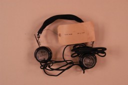 Auriculares usados por el acusado Albert Speer durante el Tribunal Militar Internacional. Auriculares como estos permitían a los participantes del juicio escuchar la traducción simultánea en los procesos.