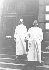 El doctor Joseph Jaksy (derecha) y un colega. Doctor Jaksy, un luterano y urólogo en Bratislava, salvó a por lo menos 25 judíos de las deportaciones. Fue luego reconocido como uno de los "Justos del Mundo". Bratislava, Checoslovaquia, antes de la guerra.