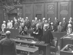 Los acusados se ponen de pie cuando los jueces ingresan a la sala del tribunal en el juicio a los criminales de guerra del Tribunal Militar Internacional de Núremberg.