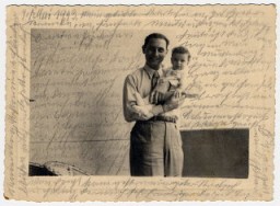 Fotografía en la que aparece Kurt, el hijo de Helen Reik, cargando a su bebé Margarida, en Río de Janeiro, en 1940.