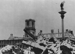 Il Monumento a Sigismondo svetta tra le macerie della capitale polacca, dopo la "guerra lampo" scatenata dai Tedeschi. Varsavia, Polonia, 1939.