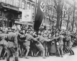 Coşkun kitleler, Viyana’ya girişinde Hitler’i selamlıyor. Avusturya, Mart 1938.
Avusturya dahilindeki uzun bir iktisadî durgunluk döneminden, siyasi diktatörlük ve yoğun Nazi propagandasından sonra Alman ordusu, 12 Mart 1938’de ülkeye girdi. Nüfusun büyük bir bölümünün hararetli desteğini aldı. Ertesi gün Avusturya Almanya’ya ilhak edildi.