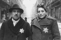Juifs hongrois portant l’étoile jaune, au moment de la libération du ghetto de Budapest. Hongrie, janvier 1945.