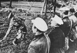يك مربی ارتش شوروی نحوه استفاده از نارنجك را به پارتيزان ها آموزش می دهد. اتحاد جماهیر شوروی، زمان جنگ.