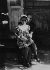 Durante una redada de deportación en Polonia oriental en 1942, Gitta Rosenzweig—en ese entonces, de tres o cuatro años—fue enviada a un escondite. Terminó en un orfanato católico. En 1946, Ida Rosenshtein, una amiga de la familia y sobreviviente, supo del paradero de la niña y la reclamó. El orfanato, después de negar que tuviera a una niña judía, cedió la custodia luego de que Ida reconociera a Gitta y un comité judío local pagara un dinero por "rescate". En esta foto, se ve a Gitta el día en que dejó el orfanato.