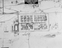 Fotografia aérea do campo de Auschwitz III (Monowitz), próximo à fábrica I.G. Farben. A fotografia foi tirada após as missões de bombardeio norte-americanas. Polônia, 14 de janeiro de 1945.