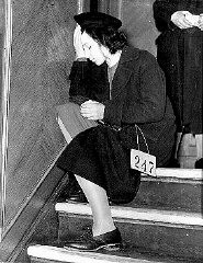 Jeune réfugiée juive de Vienne, Autriche, à son arrivée à Harwich. Grande-Bretagne, 12 décembre 1938.