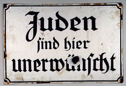 ナチスドイツでは、公共の場所（公園、劇場、映画館、レストランなど）に、このようなユダヤ人を排除する標識が掲げられました。 この標識にはドイツ語で、 「ユダヤ人お断り」と書かれています。