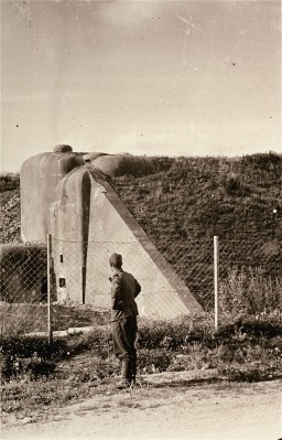 Después de la derrota de Francia, un soldado alemán examina las construcciones francesas de la Línea Maginot, una serie de fortificaciones ...