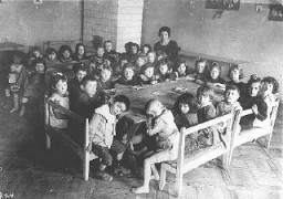 Una de las numerosas escuelas judías creadas por el Comité para la Distribución Conjunta en Europa central y oriental para niños que habían perdido a los padres en la Primera Guerra Mundial. Rovno, Polonia, después de 1920.