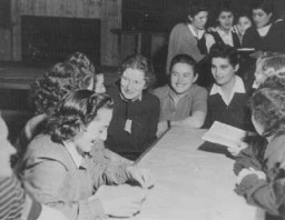 ایک شفاخانے میں زندہ بچ جانے والی یہودی عورتیں۔