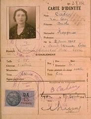 Tarjeta de identidad de Berthe Levy Cahen, emitida por la policía francesa en Lyon, con el sello "Juif" ("Judío") estampado en ella. Francia, 7 de agosto de 1942.