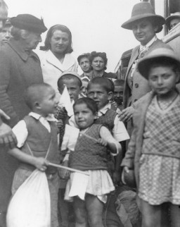 Henrietta Szold (left, in hat), founder of the Hadassah Women's Zionist Organization, welcomes some of the Polish Jewish refugee ... [LCID: 88536]