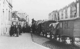 Deportação das famílias ciganas (Romanis) de Viena para a Polônia.