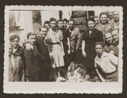 Jewish DPs from the New Palestine displaced persons camp in Salzburg, Austria, gather around a memorial dedicated to the Jewish victims of the Nazis. Among those pictured is Moniek Rozen (third from the left), Kazik Szancer (fourth from the left) and Rela Szancer (fifth from the left).
