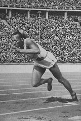 O corredor Jesse Owens, dos EUA, ao iniciar sua corrida de 200 metros, na qual ele estabeleceu um novo recorde olímpico, de 20,7 segundos.  Berlim, Alemanha, agosto de 1936.