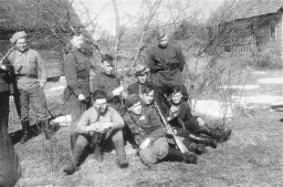 A group of Jewish partisans. Sumsk, Poland, date uncertain. [LCID: 79225a]