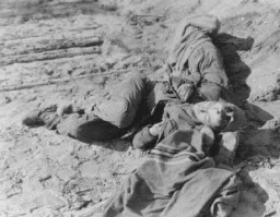 Travailleurs forcés polonais et russes abattus par les SS après qu’ils sont tombés d’épuisement lors d’une marche de la ...