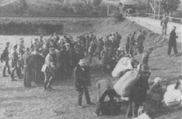 Alman Irk ve Yerleştirme Bürosu (RuSHA) tarafından göçe zorlanan Polonyalıların toplanma noktası. Sol, Polonya, 24 Eylül 1940.