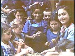 Eva Justin était l'assistante du Dr. Robert Ritter, l'expert du IIIe Reich en matière de Tsiganes. Elle étudia ces enfants tsiganes dans le cadre de sa thèse sur les caractéristiques raciales des Tsiganes. Les enfants séjournaient à St. Josefspflege, un foyer catholique pour enfants de Mulfingen, Allemagne. Justin termina son étude peu de temps après le tournage de ce film. Les enfants furent déportés à  Auschwitz-Birkenau, où la plupart d'entre eux furent tués.