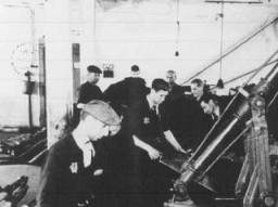 Deri inceltme fabrikasında çalışmaya zorlanan Yahudiler iş başında. 1941–1944 arası, Lodz gettosu, Polonya.