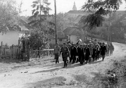 ユダヤ人強制労働者の一隊。 1941年、ハンガリー、サロスパトーク。