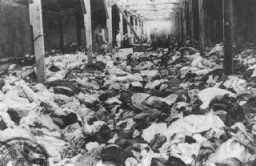 Après la libération du camp d’Auschwitz : garde-robe composée de vêtements ayant appartenu à des femmes exterminées. Auschwitz, Pologne, après janvier 1945.