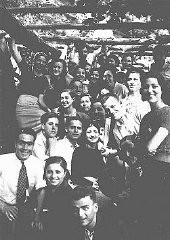 Rassemblement de jeunes Juifs de Rhodes. Rhodes, entre 1940 et 1944.