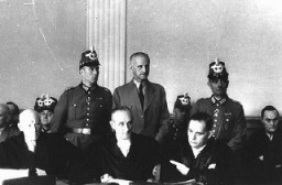 전임 라이프찌히 시장이자 1944년 7월 히틀러(Hitler) 암살 음모를 이끈 칼 괴르델러(Carl Goerdeler)가 베를린 인민 법원 앞에서 공판을 받고 있다. 그는 유죄선고를 받고 1945년 2월 2일 플뢰쩬제 감옥에서 처형되었다.