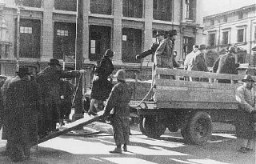 Judíos de Alemania transportados a un campo de refugiados en Shanghai.