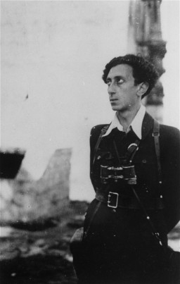Abba Kovner, commandant de l’organisation des Partisans Unis du ghetto de Vilno (aujourd’hui Vilnius), posant peu après la libération.