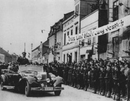 Hitler pénètre dans Memel à la suite de l’annexion allemande de Memel en Lituanie. La banderole déclare : “Ce pays restera allemand à jamais.” Memel (aujourd’hui Klaipeda), mars 1939.