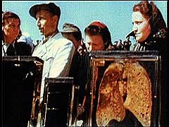 As forças norte-americanas libertaram o campo de concentração de Buchenwald em abril de 1945. Nestas imagens, vêm-se os soldados dos EUA acompanhando civís alemães, da cidade de Weimar, que caminham no campo de Buchenwald. As tropas americanas de libertação tinham uma política de obrigar os cidadãos alemães a testemunharem as atrocidades cometidas pelos seus compatriotas nazistas nos campos.