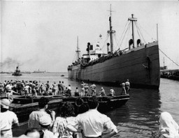 신생국 이스라엘로 향하는 새로운 시민들을 태우고 하이파에 접안하는 유태인 난민 선박 "Pan-York". 이 배는 남유럽을 출발해서 사이프러스를 거쳐 이스라엘에 도착했다. 이스라엘, 하이파, 1948, 7월, 9일.