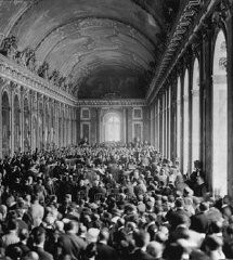 Des délégués alliés dans la Galerie des glaces à Versailles sont témoins de l’acceptation par la délégation allemande des termes du Traité de Versailles, le traité qui mit formellement fin à la Première Guerre mondiale. Versailles, France, 28 juin 1919.