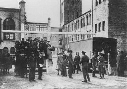 Juifs du ghetto de Riga arrivant à leur mission de travail forcé dans un dépôt d’uniformes de campagne de la Luftwaffe (armée de l’air allemande). Riga, Lettonie, 1942.
