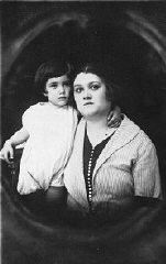 Prewar portrait of mother and son Zeni and Rudy Farbenblum. Munkacs, 1922.