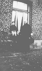 Un enfant juif, Jacky Borzykowski, avec le prêtre qui lui a trouvé une cachette dans une ferme. Belgique, 1943.