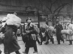 Groupe de Juifs hongrois sauvés de la déportation par le diplomate suédois Raoul Wallenberg. Budapest, Hongrie, novembre 1944.