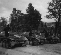 Tanks allemands passant devant une tribune lors d’un défilé de la victoire à la suite de la défaite polonaise.
