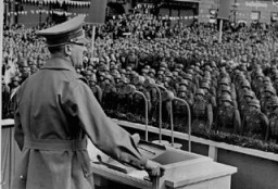 Hitler se dirige a las tropas alemanas en la plaza del mercado en Eger, durante la ocupación alemana de la región de los Sudetes de Checoslovaquia. 3 de octubre de 1938.