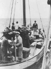 德国占领丹麦期间，丹麦渔夫（前）摆渡穿过一片狭窄的海峡将犹太人送往安全的中立国瑞典。