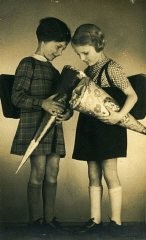 1937년경 독일 브레슬라우에서 입학 준비를 하는 2명의 유태인 소녀들(사촌 마르고와 로테 카셀). 입학을 축하하기 위해 선물로 가득찬 원뿔형 콘을 주는 것은 독일의 모든 어린이들을 위한 전통이었다. 마르고의 아버지인 사울은 뉘른베르크 법이 시행된 후에 해고되기 전까지 타이츠(Teitz) 백화점에서 일했다.
