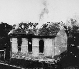 Az oberramstadti (kisváros Németország délnyugati részén) zsinagóga lángokban a kristályéjszakán. Oberramstadt, Németország, 1938. november 9–10.