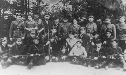 پارتیزان های یهودی در جنگل نالیبوکی، نزدیک نووگرودک. لهستان، سال 1942 یا 1943.